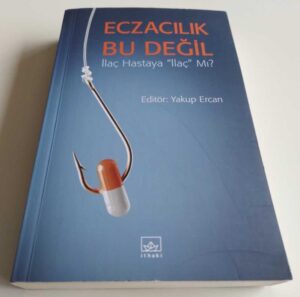 rpg-cover7-1231-candidate Eczacılık Bu Değil — İlaç Hastaya İlaç Mı? — temsili kapak görseli